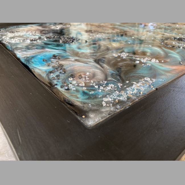 akasztóval. EPOXI KÉP mérete kerettel együtt: 2 x 87 x 47cm. Év:2020.
