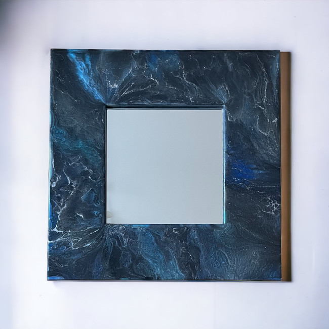 Epoxy resin. With logo on the back. Size: 59 x 59 cm.