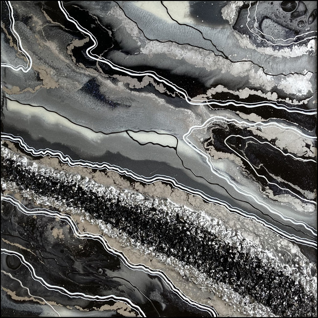 Con colgador. Tamaño de la imagen de resina epoxi: (3 piezas) x 1 x 40 x 40 cm. Año: 2021