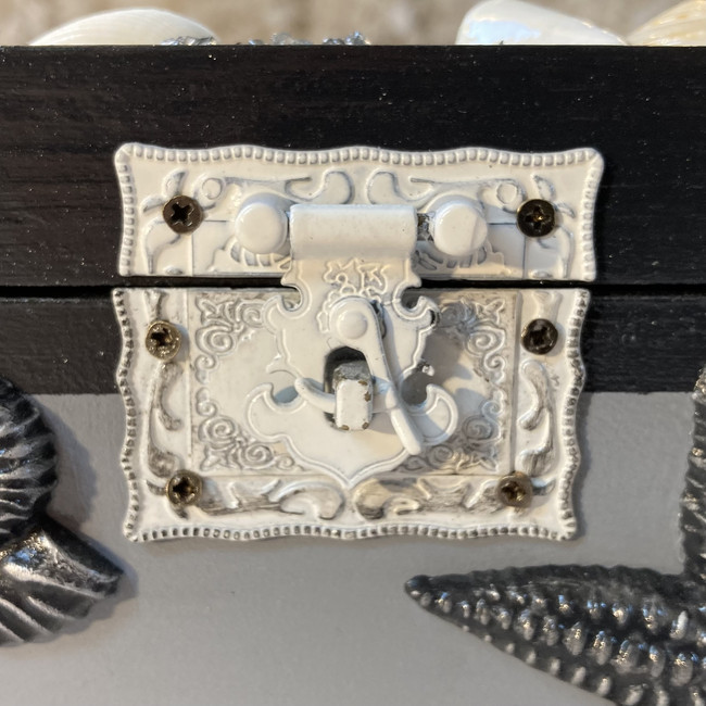 melyet üvegkristály és/vagy kagyló díszítések tesznek teljessé és igazán exkluzívvá. Az ajándékötletnek is kiváló KLART ÉKSZERDOBOZ MÉRETE: 30 x 20 x 14cm. Év:2022